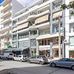 Spacious Downtown Two Bedroom Apartment With Private Parking