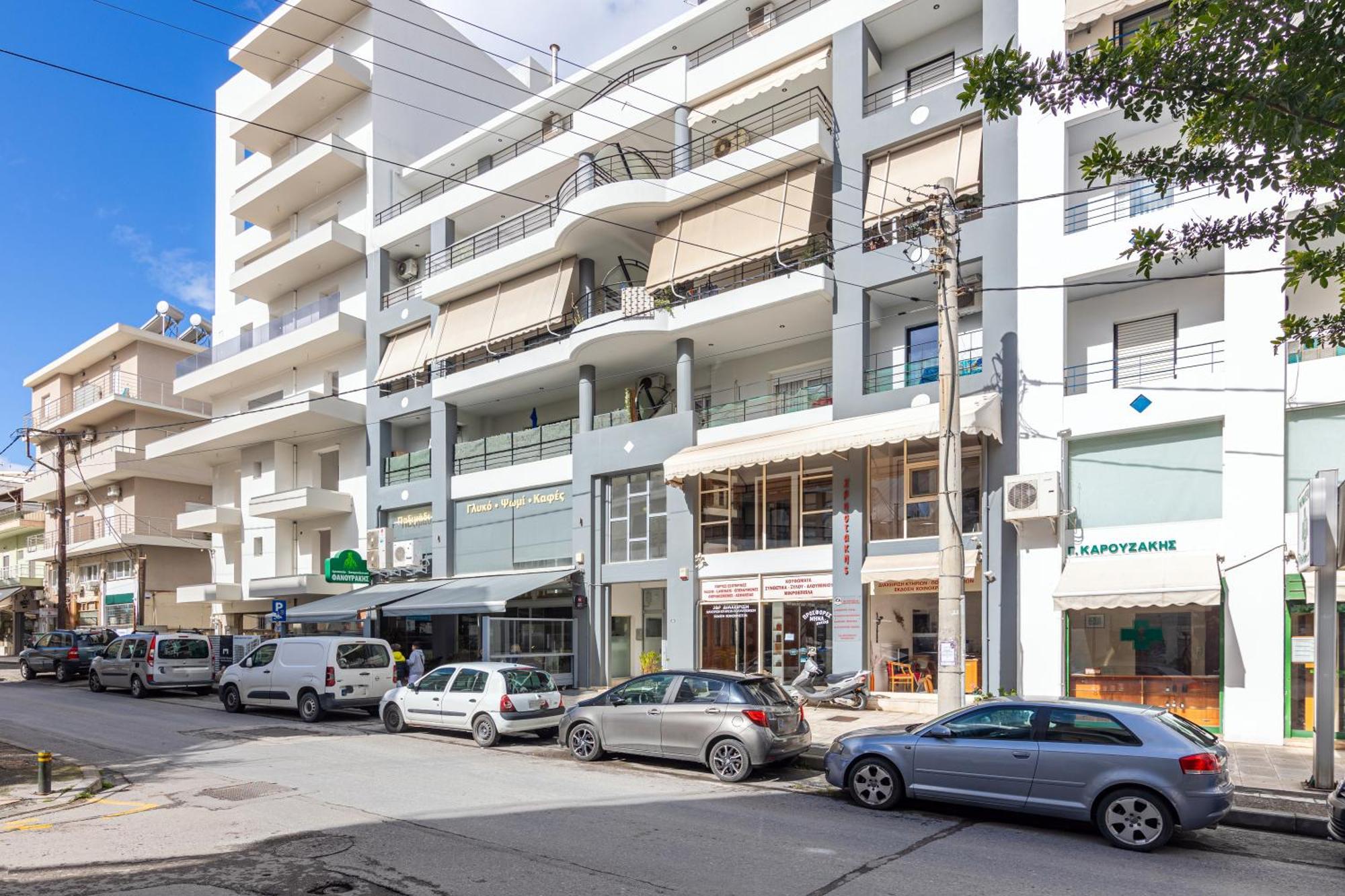 Spacious Downtown Two Bedroom With Private Parking Héraklion