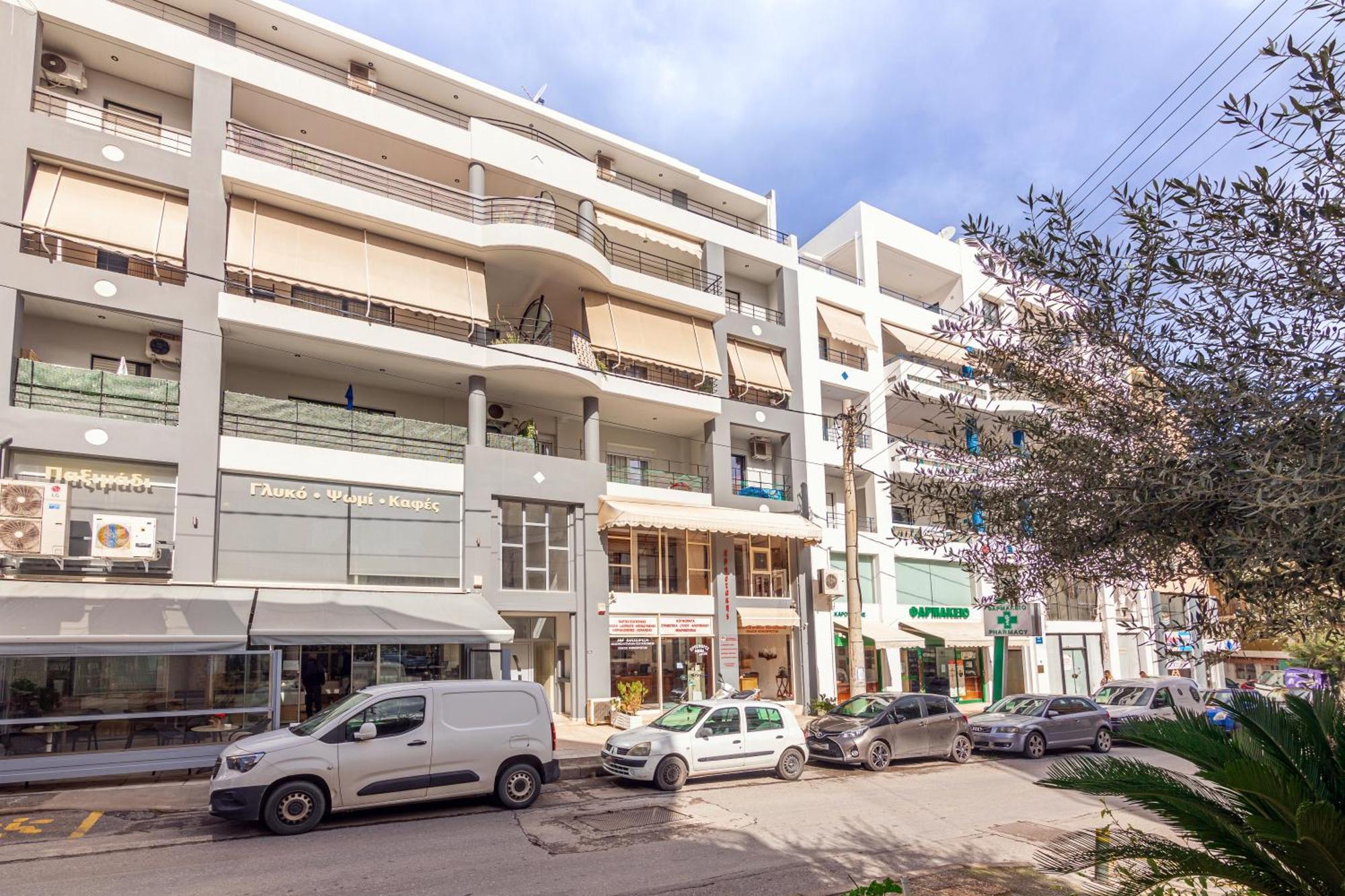 Spacious Downtown Two Bedroom With Private Parking * Héraklion