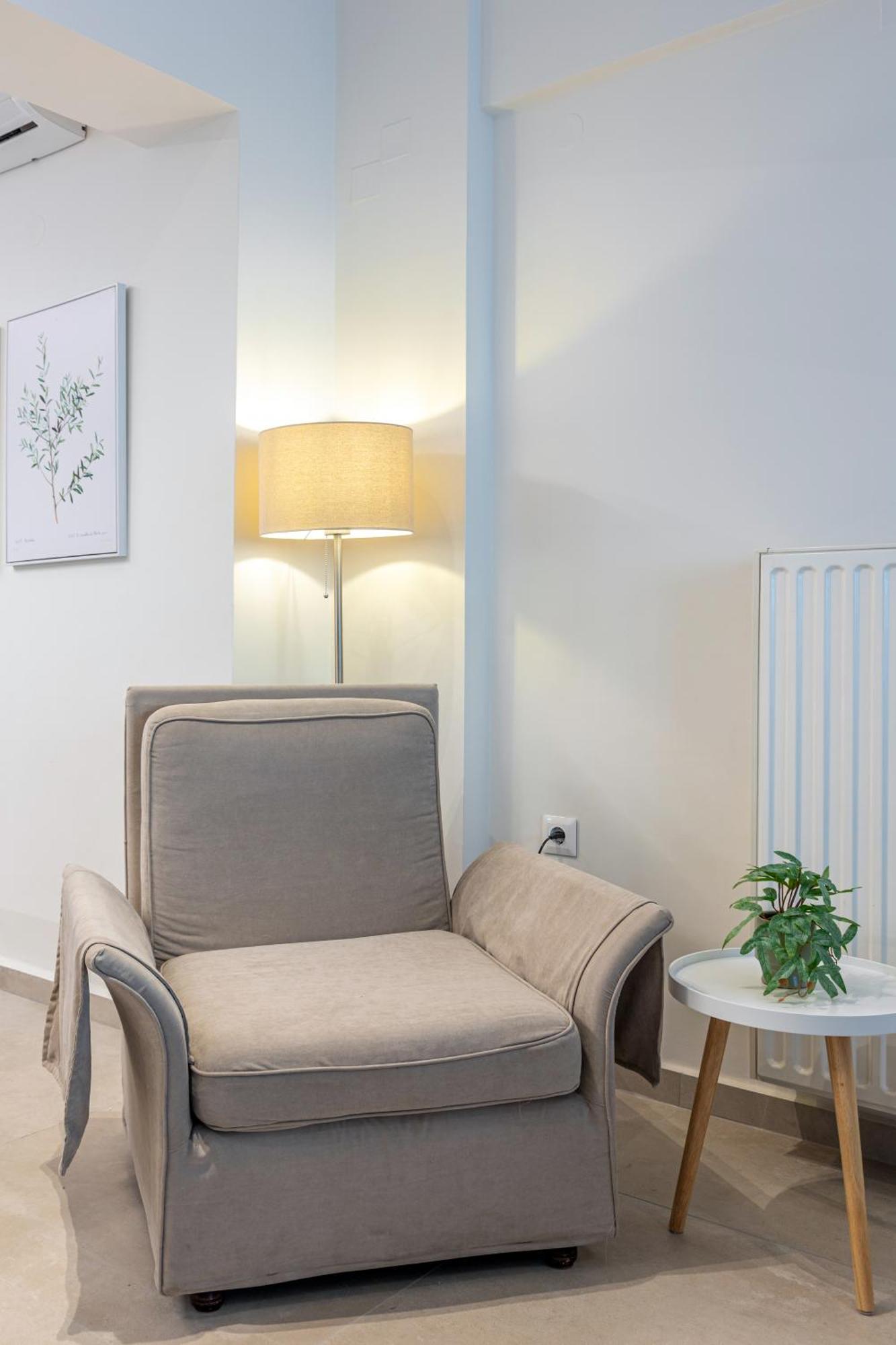 Spacious Downtown Two Bedroom With Private Parking