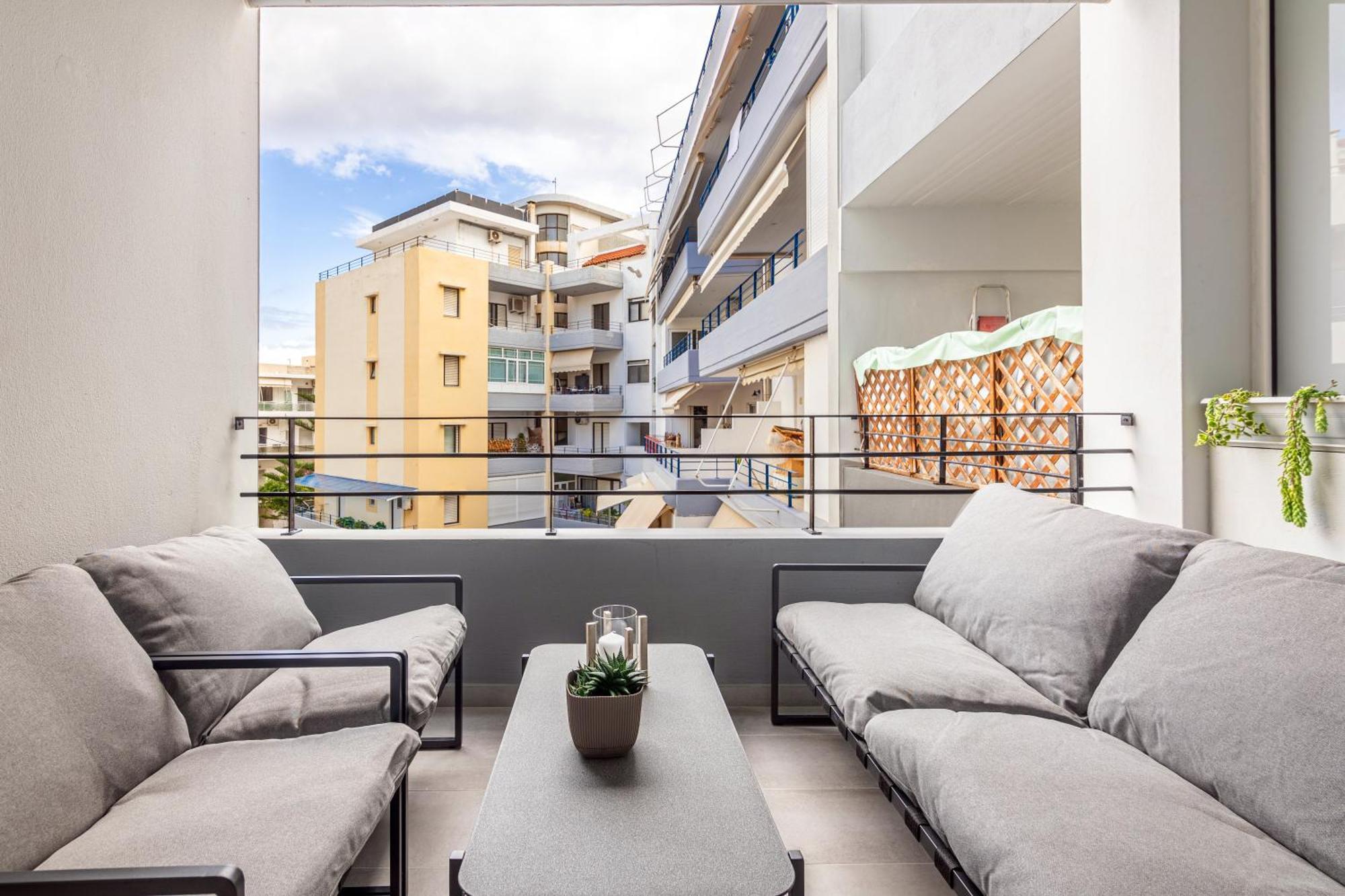 Spacious Downtown Two Bedroom With Private Parking Appartement