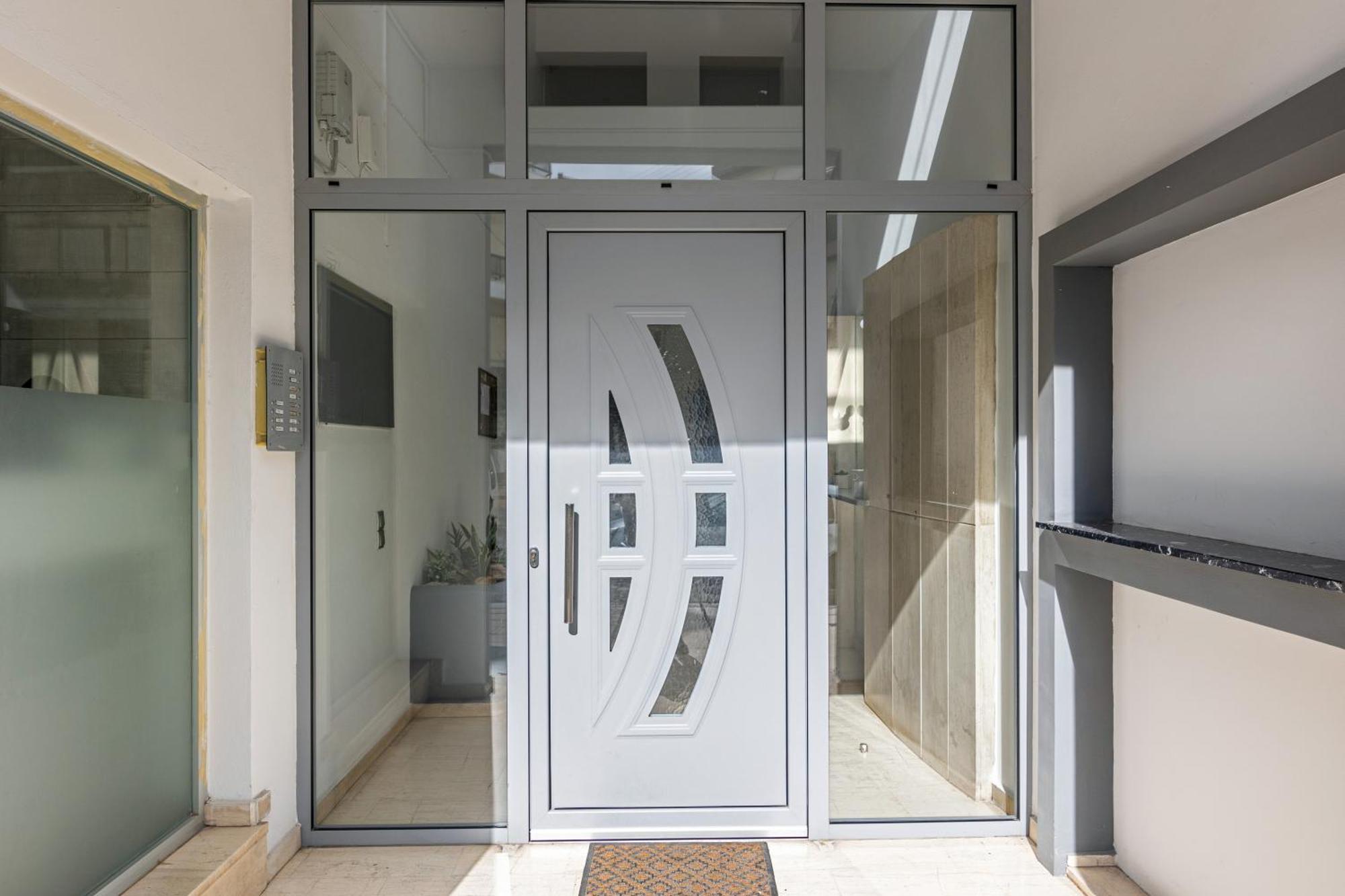 Spacious Downtown Two Bedroom With Private Parking Appartement *
