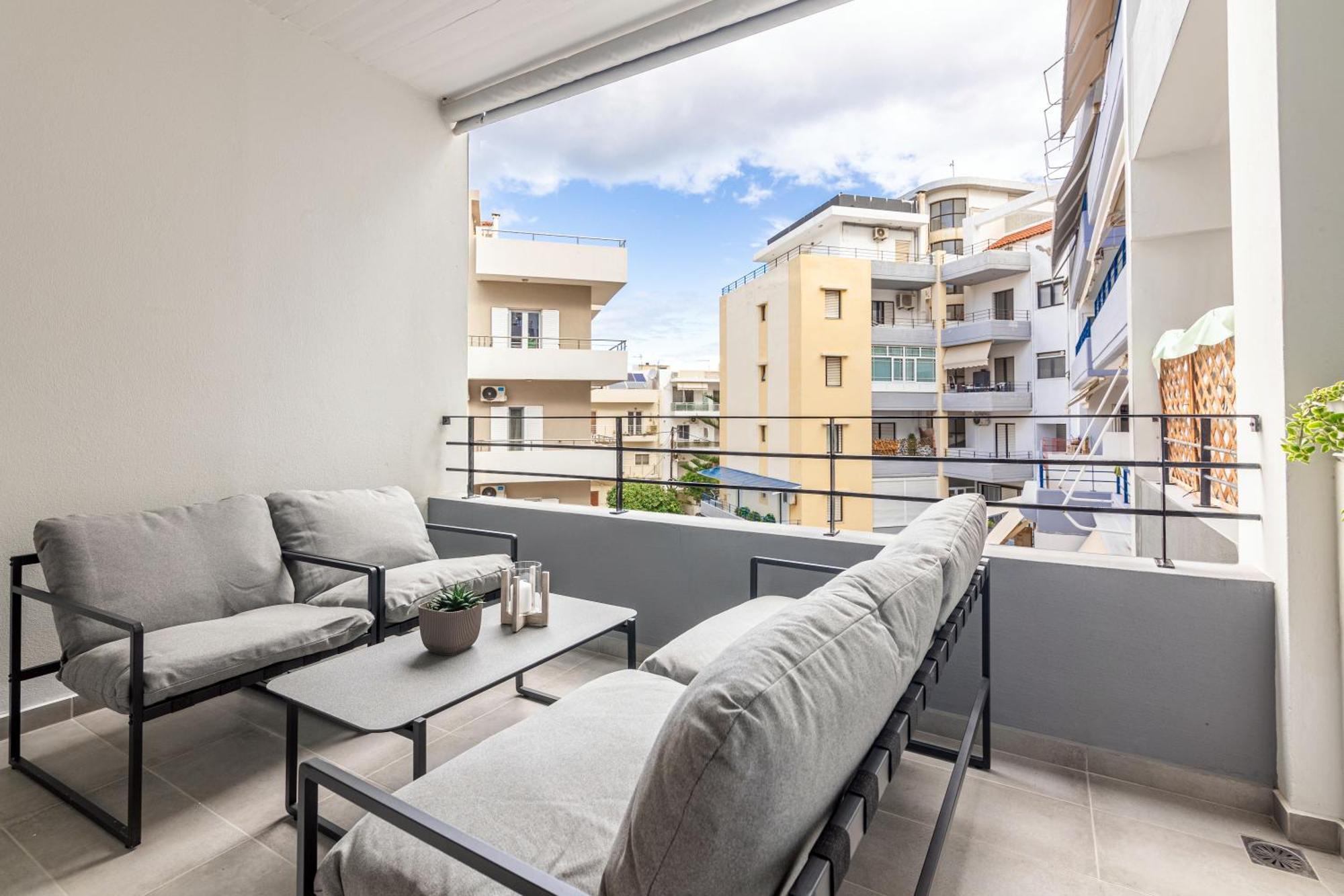 Spacious Downtown Two Bedroom With Private Parking *