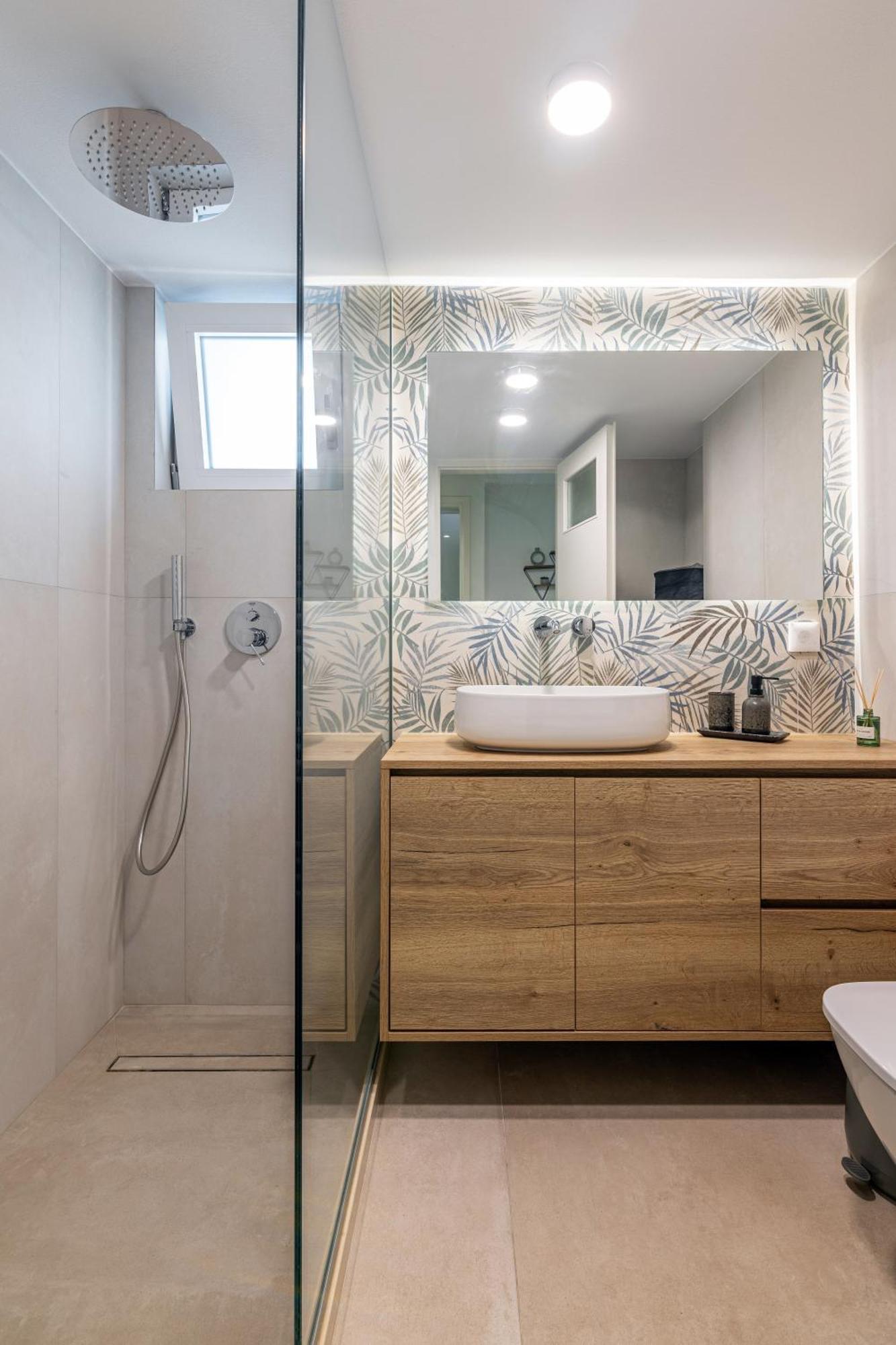 Spacious Downtown Two Bedroom With Private Parking