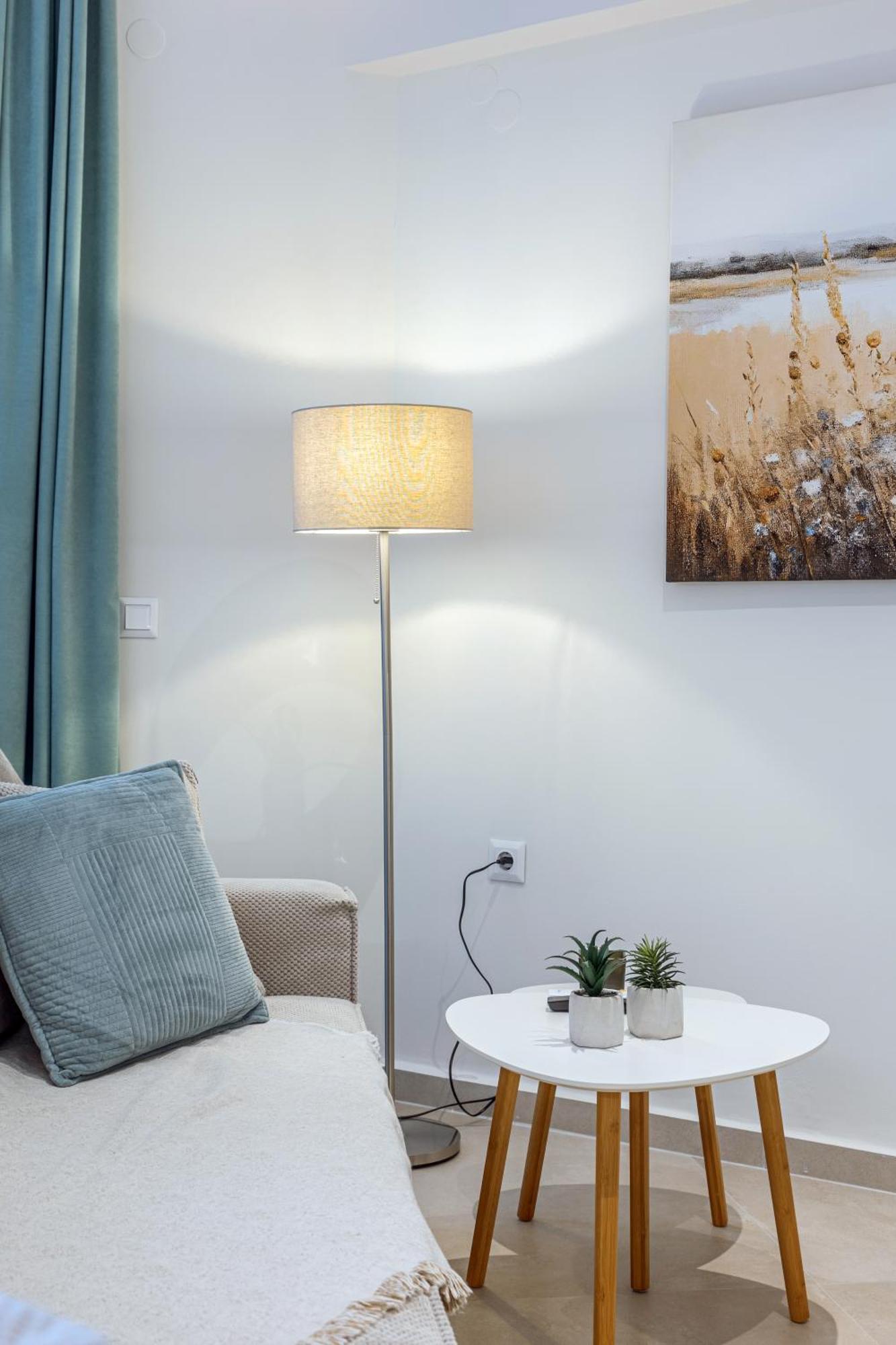 Appartement Spacious Downtown Two Bedroom With Private Parking *