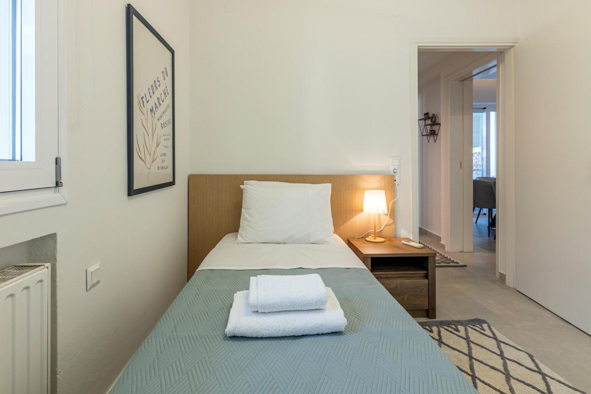 Appartement Spacious Downtown Two Bedroom With Private Parking *