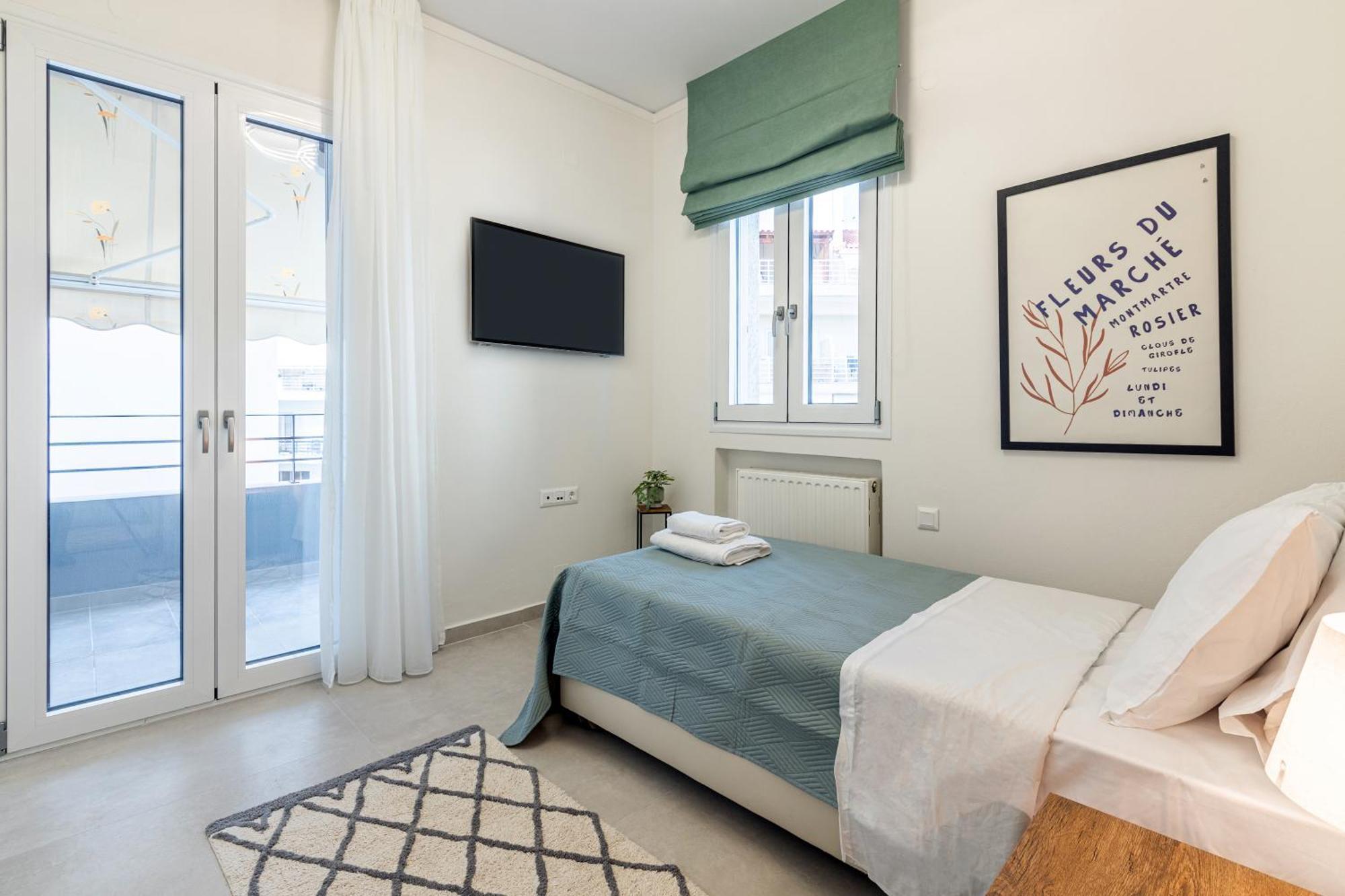 Spacious Downtown Two Bedroom With Private Parking *
