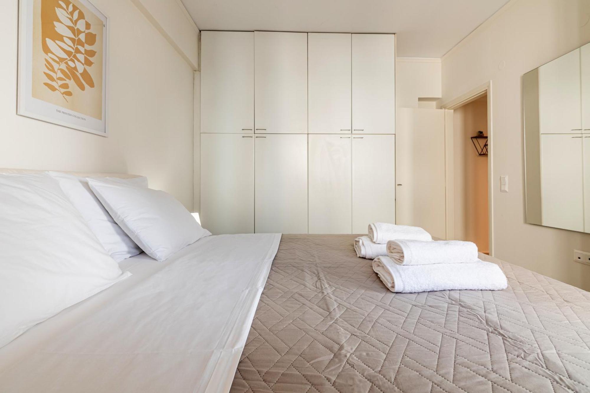 Appartement Spacious Downtown Two Bedroom With Private Parking *