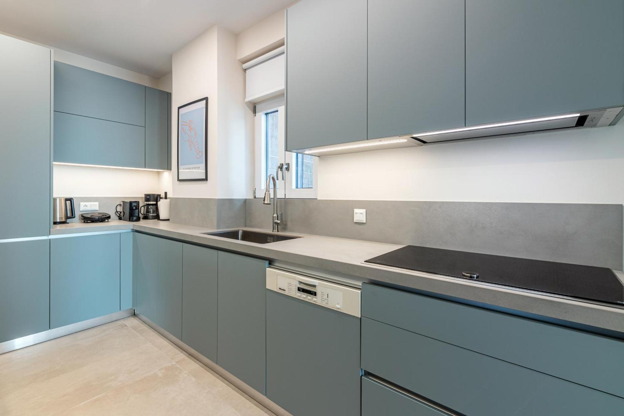 Spacious Downtown Two Bedroom With Private Parking *