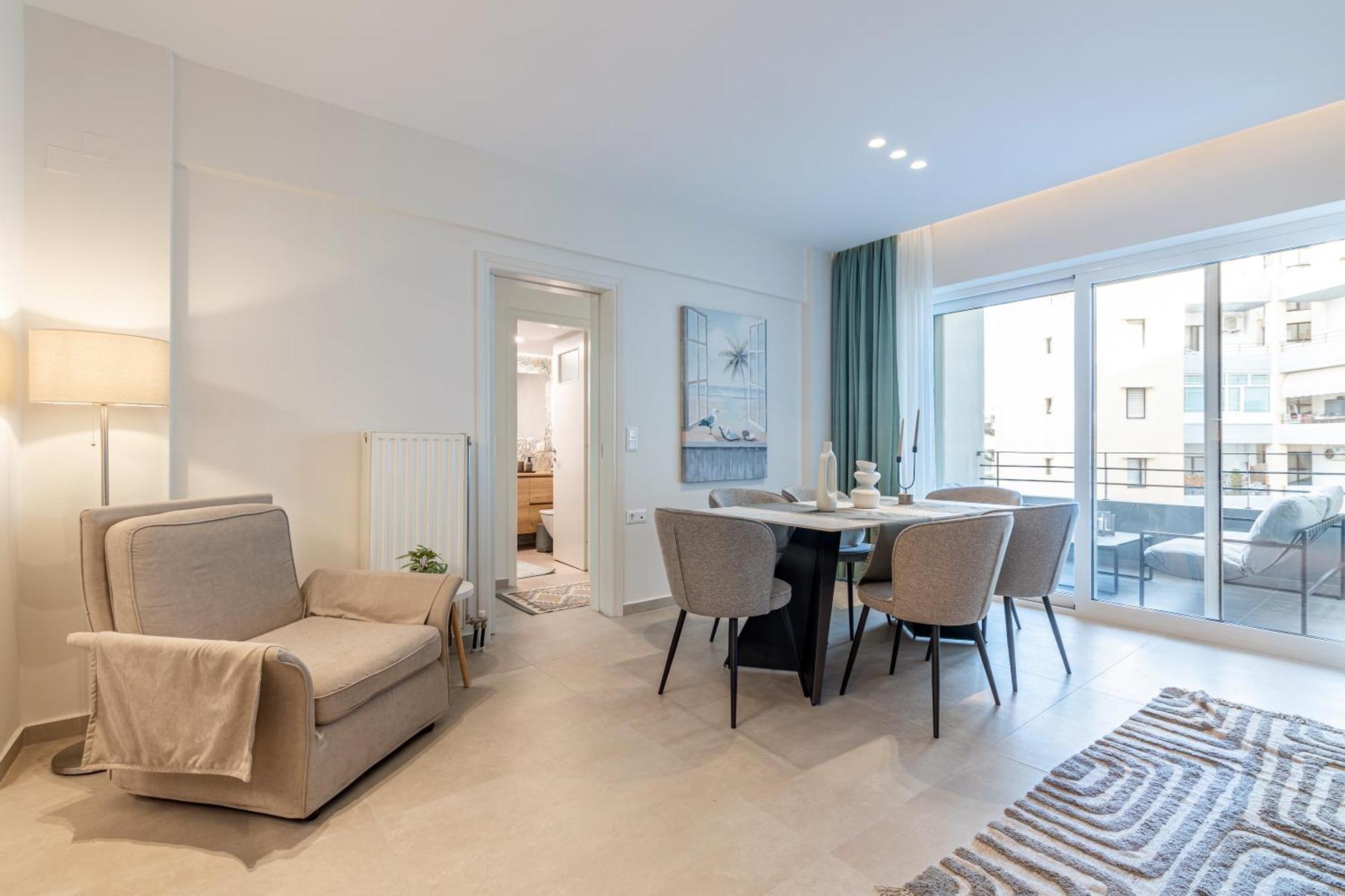 Spacious Downtown Two Bedroom With Private Parking *