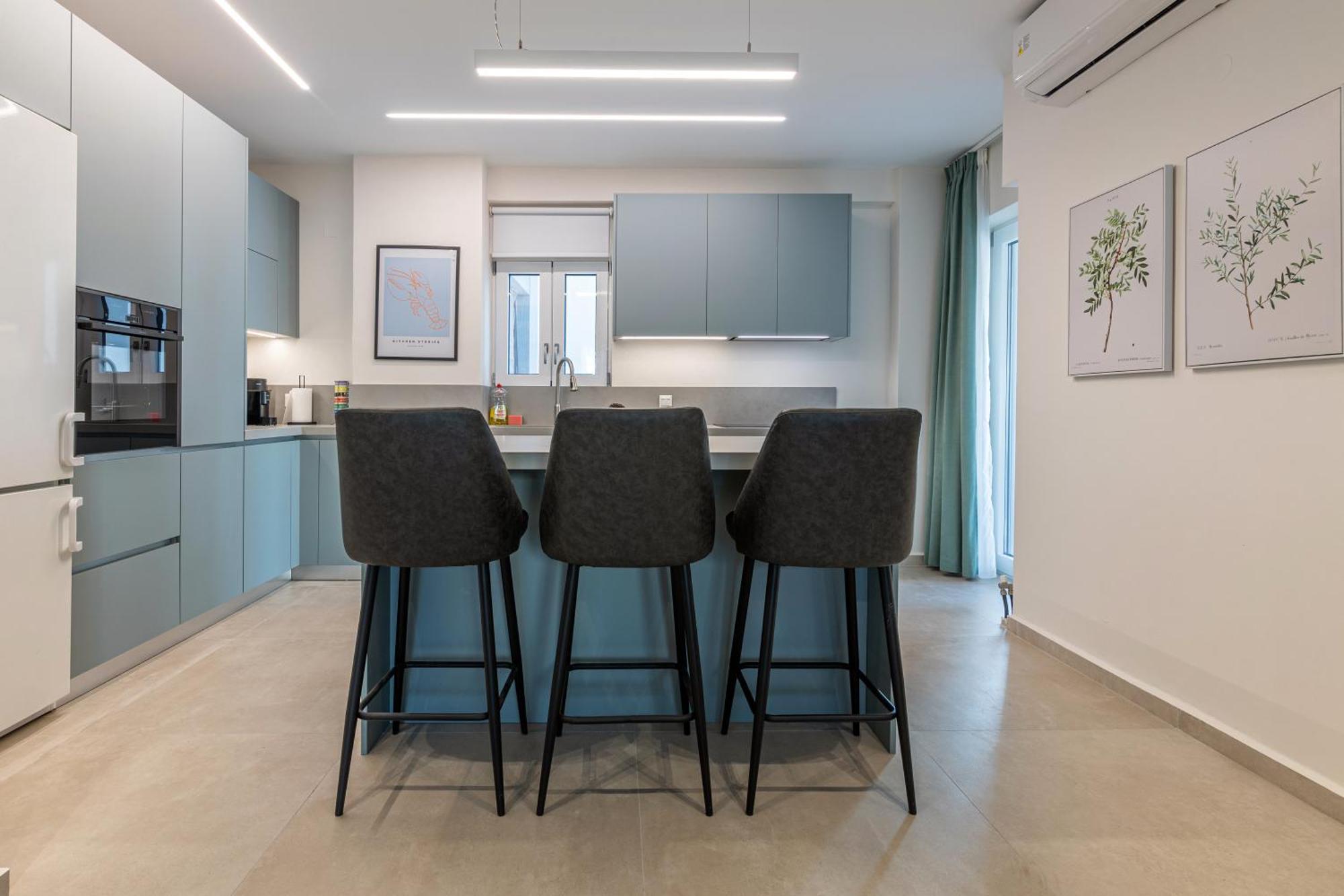 Spacious Downtown Two Bedroom With Private Parking * Héraklion