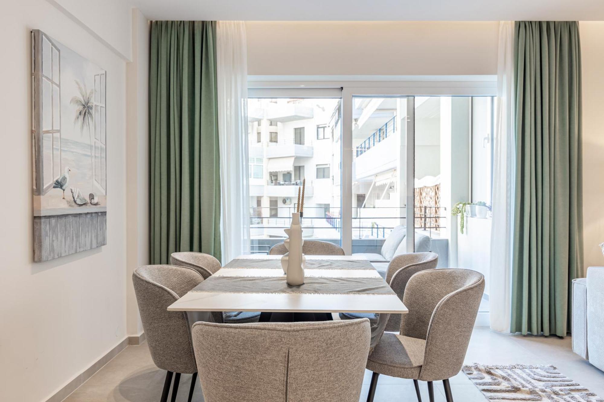 Spacious Downtown Two Bedroom With Private Parking