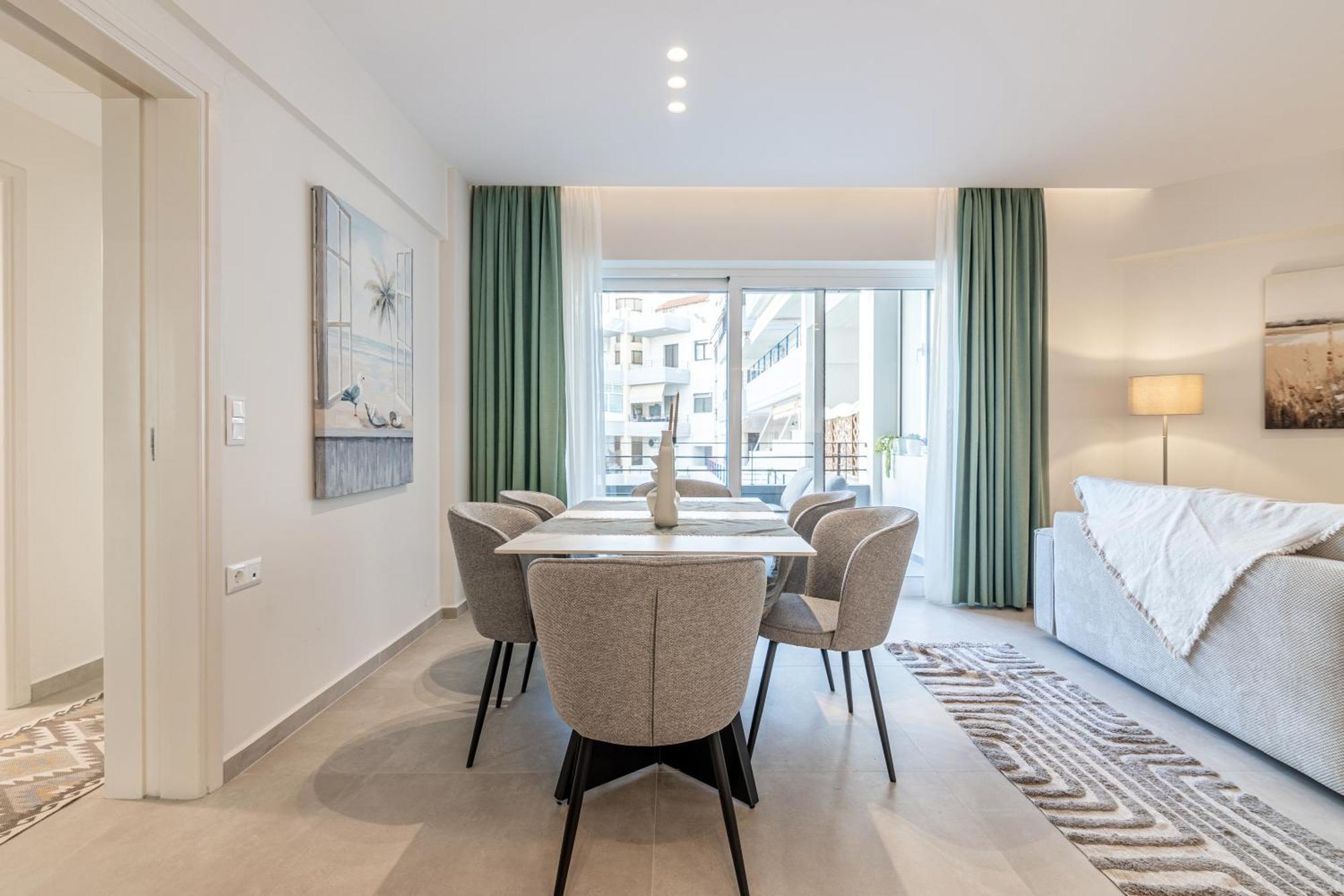 Spacious Downtown Two Bedroom With Private Parking Appartement
