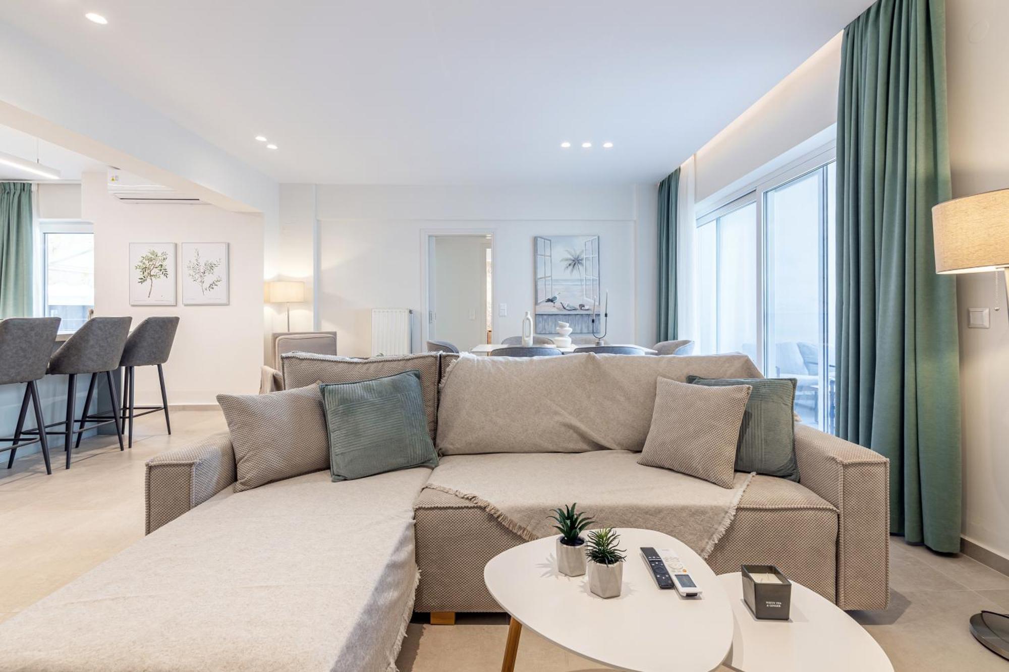 Appartement Spacious Downtown Two Bedroom With Private Parking *